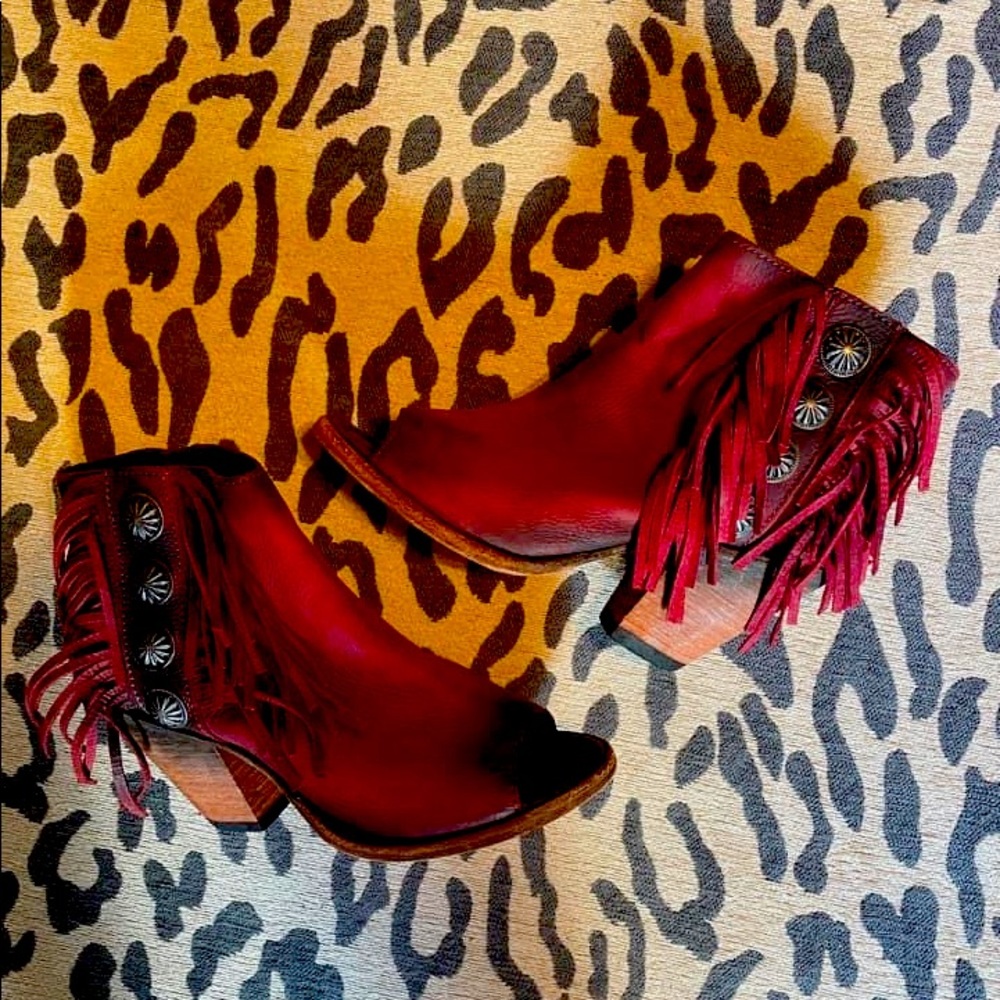 Size 7 red distressed Liberty Black peep toe never worn